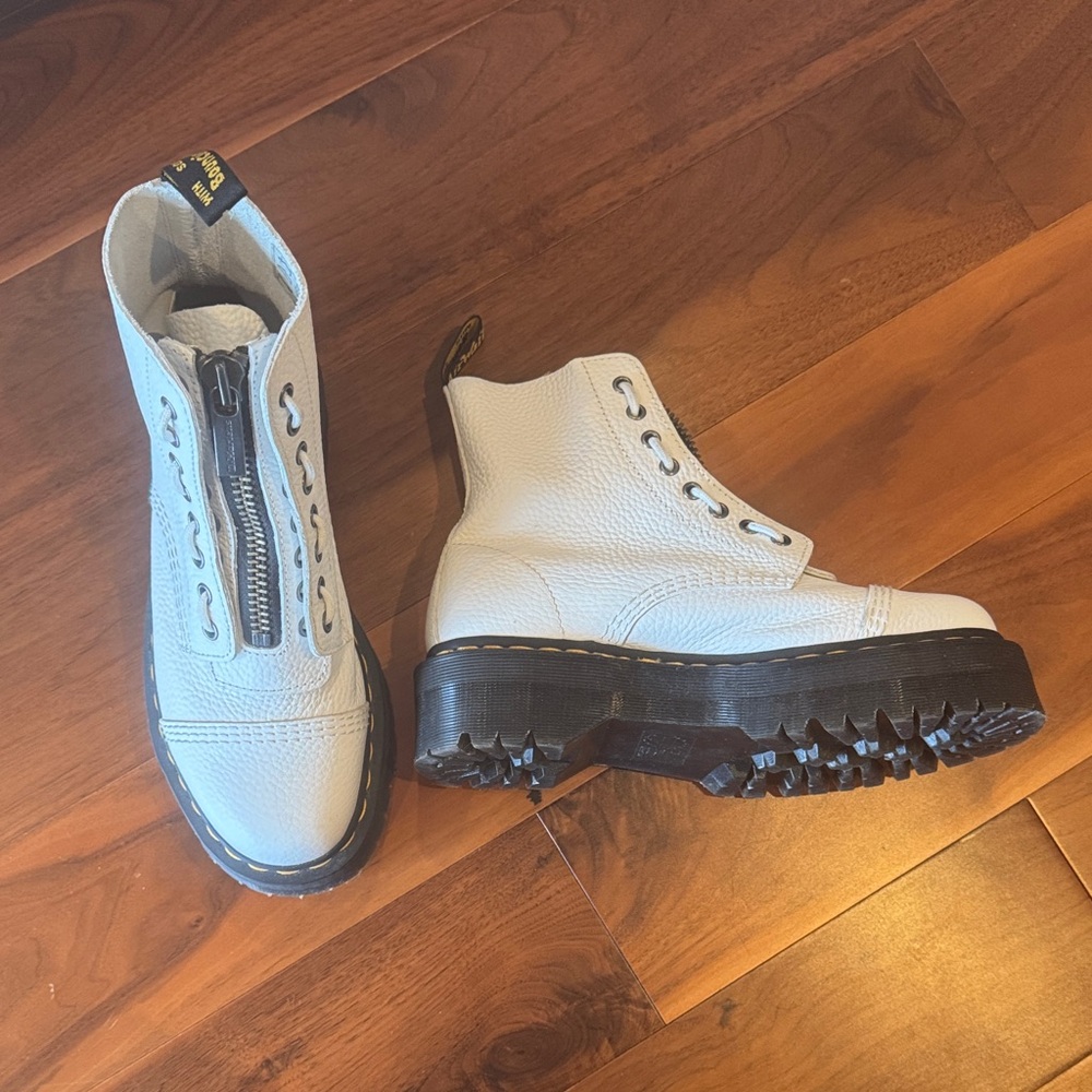 NWOB Dr. Martens Sinclair Boots